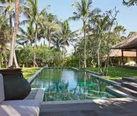 Villa Maridadi, Piscine et jardin