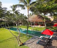 Villa Maridadi, Piscine et jardin